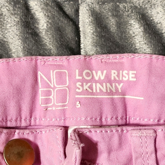 Pink Women's low-rise No Boundaries skinny jeans - Picture 4 of 4